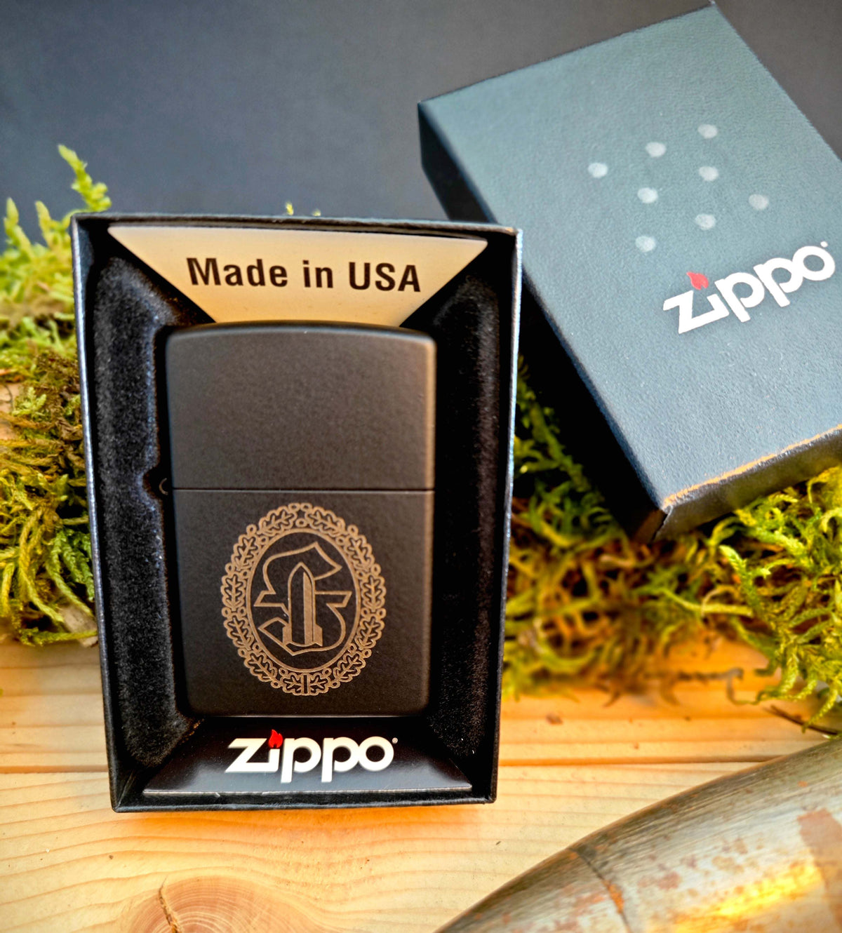 Original Zippo Feuerzeug in mattschwarzer Messingoptik mit goldfarbener Gravur und Originalverpackung