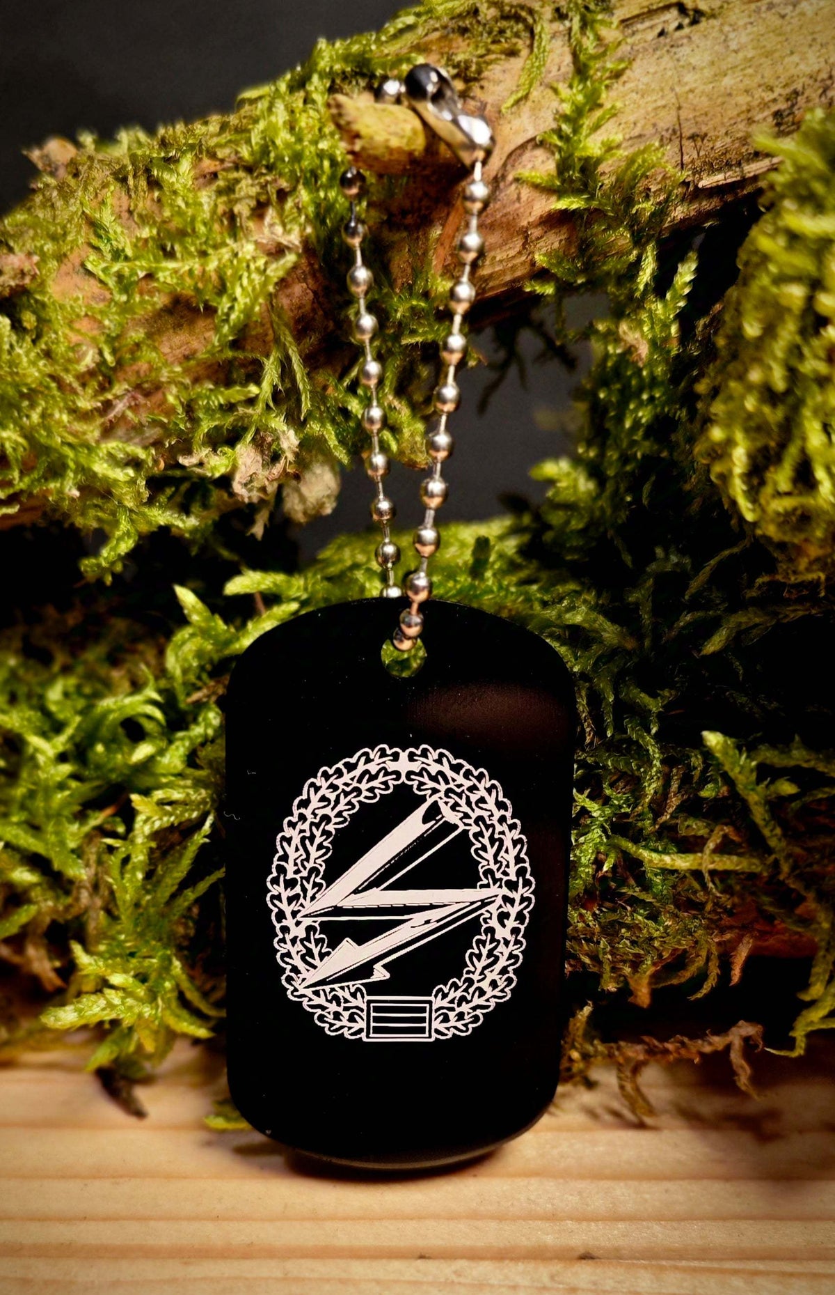 Anhänger Dog Tag aus schwarzer Aluminiumlegierung mit graviertem militärischem Symbol und 10cm langer Kugelkette