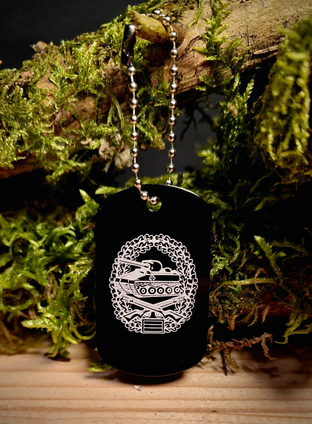 Anhänger Dog Tag aus schwarzem Aluminium mit silberner Panzergravur und abgerundeten Kanten an einer Kugelkette