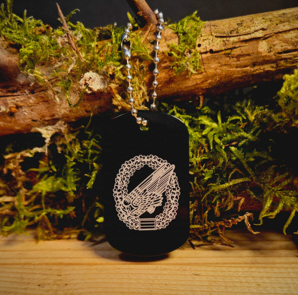 Anhänger Dog Tag aus schwarzem Aluminium mit einer silbernen Gravur und silberner Kugelkette mit 10 cm Länge