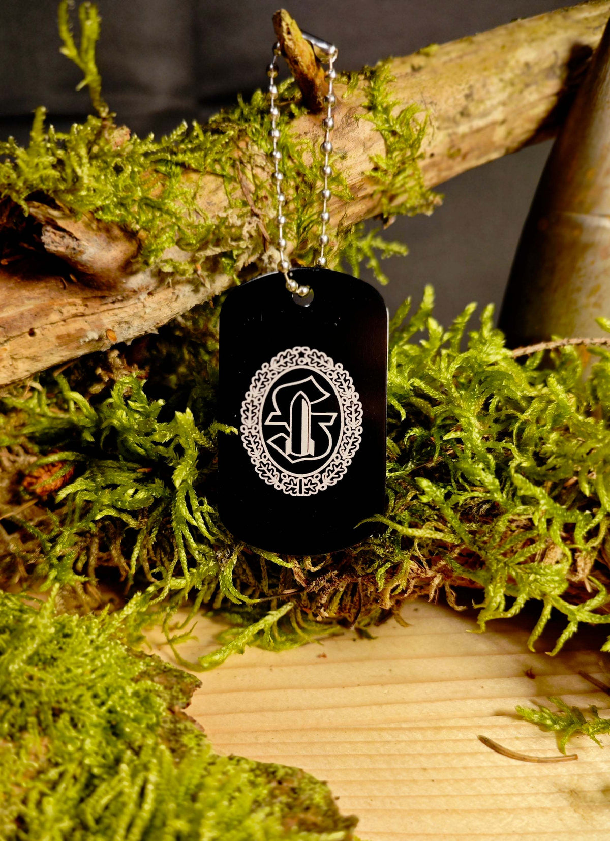 Anhänger Dog Tag aus schwarzer Aluminiumlegierung mit ovalem weißen Wappenmuster und runder Gliederkette