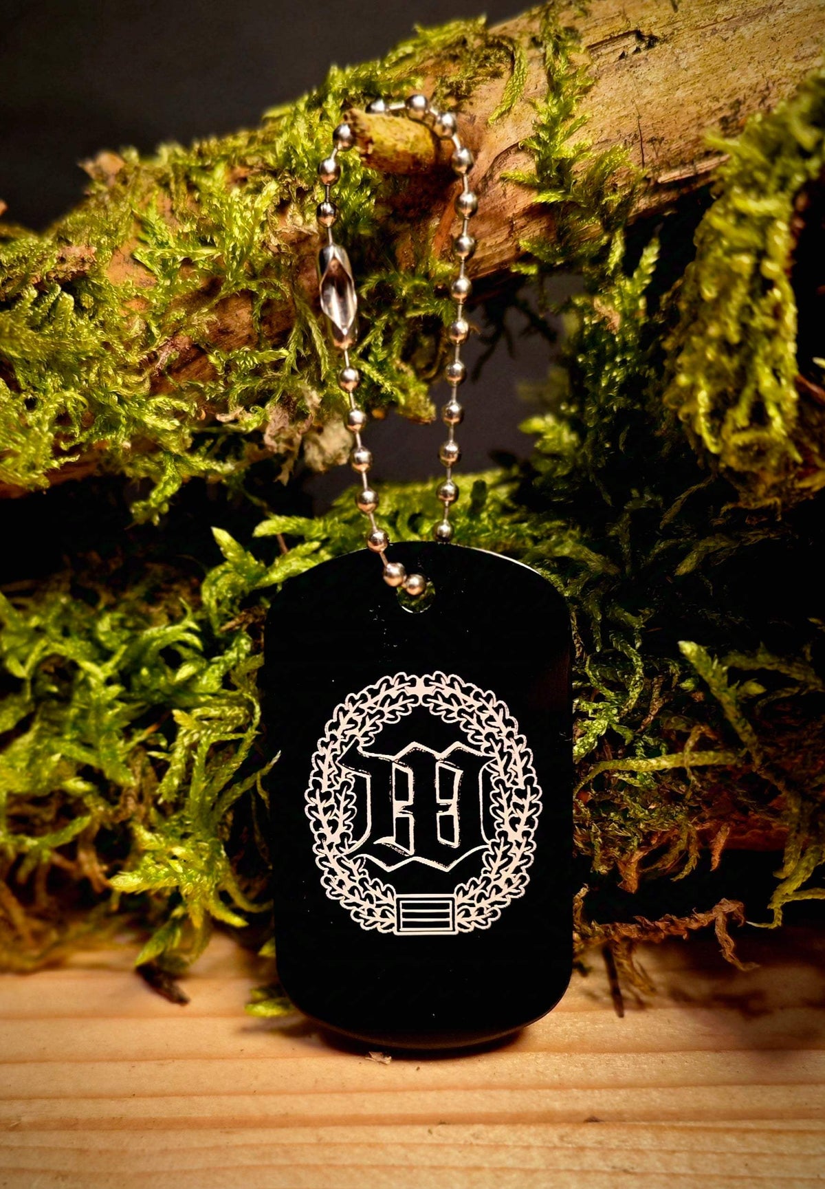 Anhänger Dog Tag aus schwarzer Aluminiumlegierung mit weißem Wappengravur und abgerundeten Kanten an Metallschlüsselanhänger