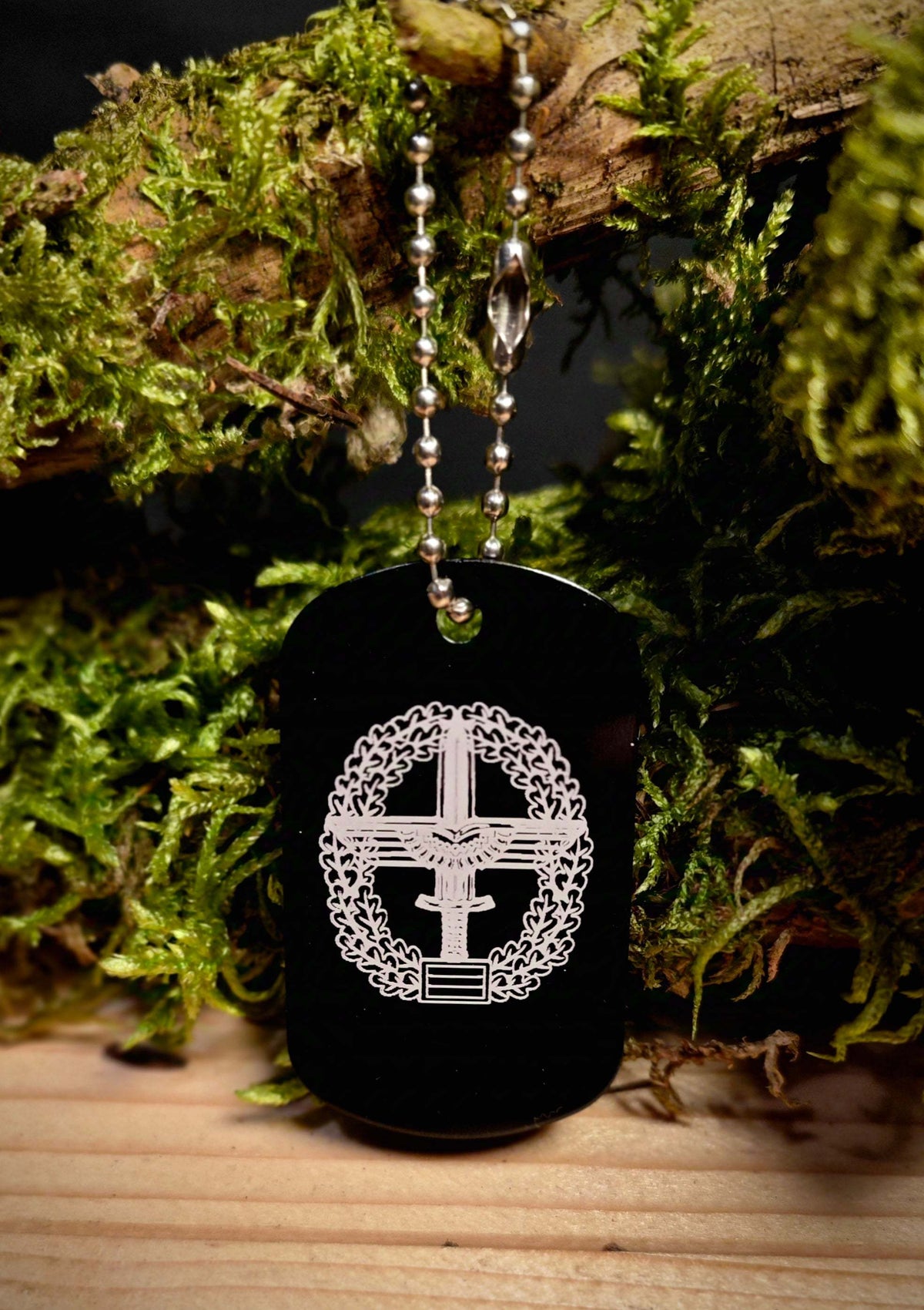 Anhänger Dog Tag aus schwarzem Aluminium mit weißem militärischem Emblem und silberner Metallkette mit Kugelverschluss