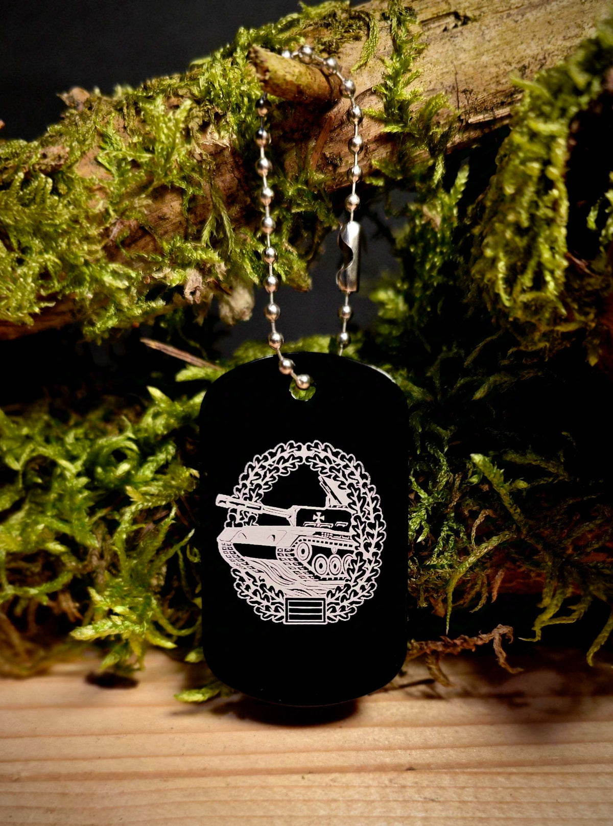 Anhänger Dog Tag aus schwarzem Aluminium mit graviertem Panzer-Motiv und silberner Kugelkette, robust und kratzfest