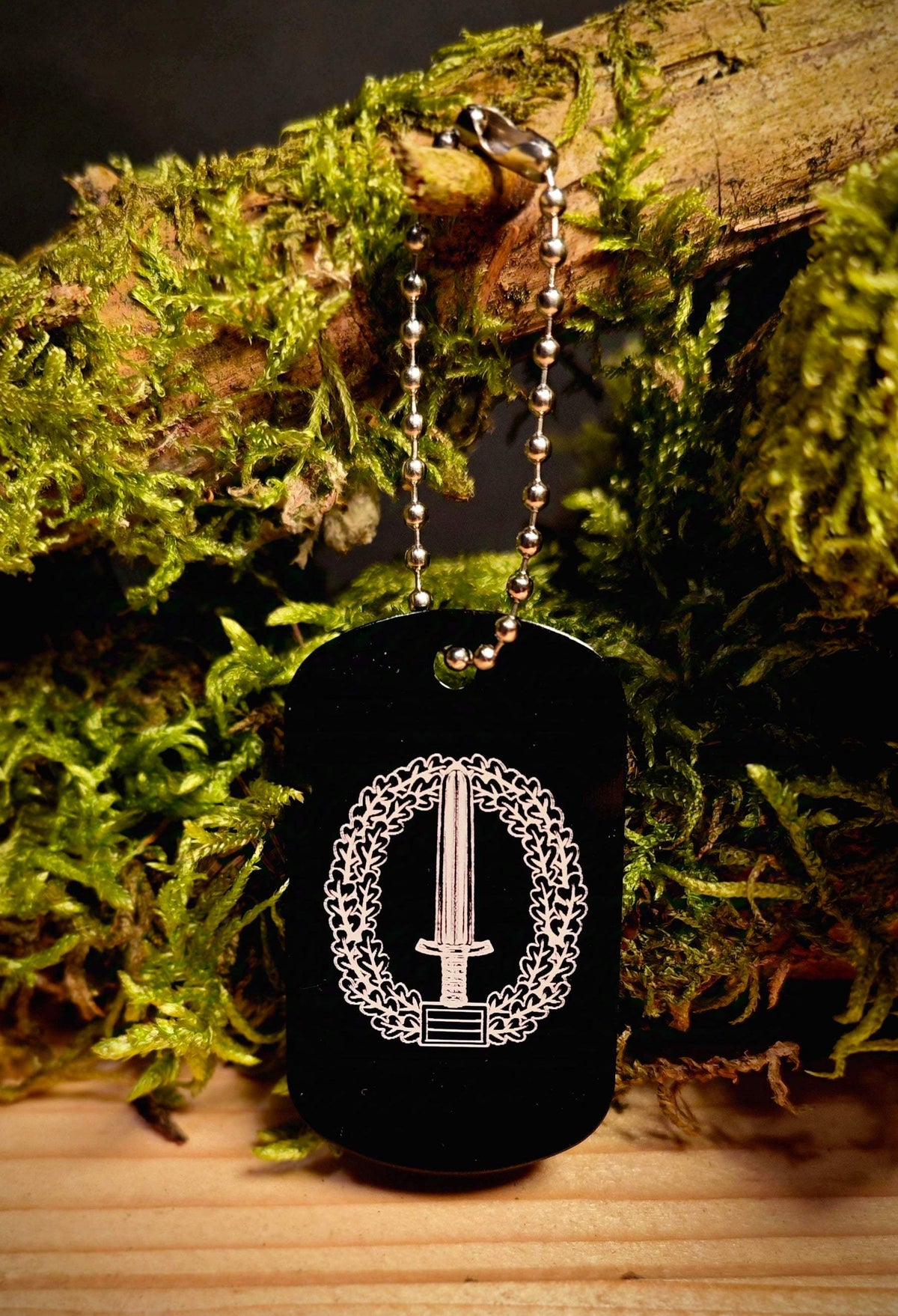 Anhänger Dog Tag aus schwarzem Aluminium mit silberner Schwertgravur und dekorativem Lorbeerkranz, inklusive Kugelkette