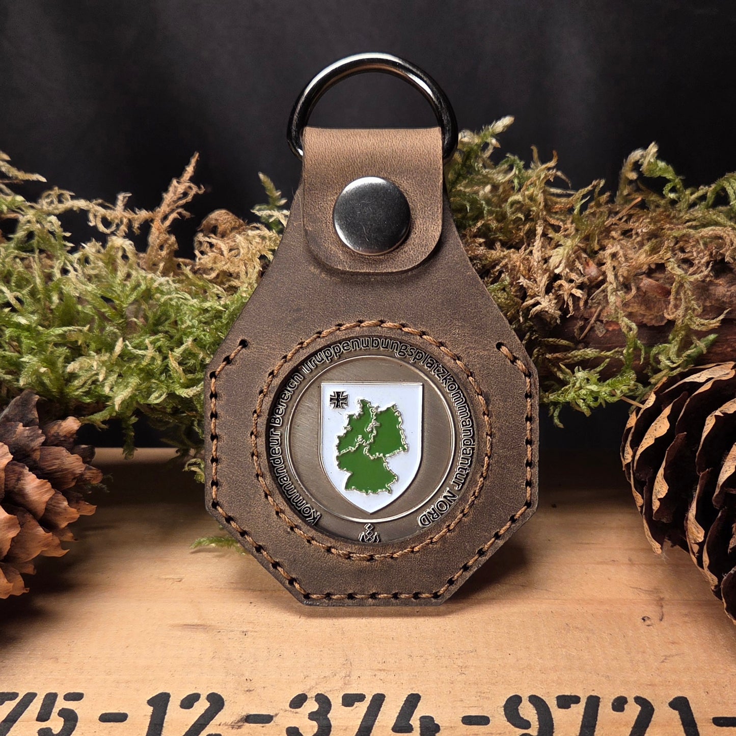 Leder Schlüsselanhänger mit Coinhalter für chellenge coin oder battle coin für Bundeswehr und Behörden mit individueller Gravur