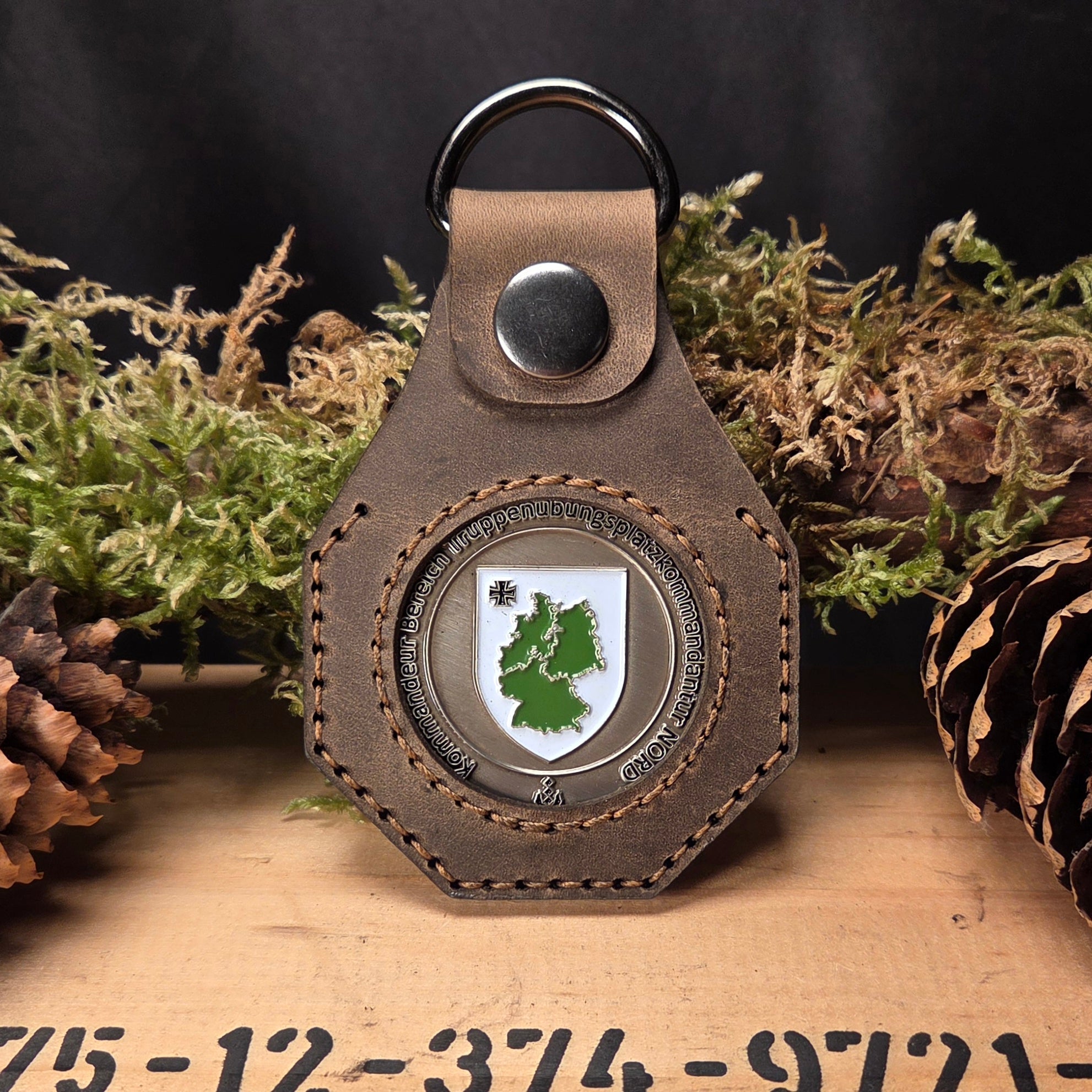 Leder Schlüsselanhänger mit Coinhalter für chellenge coin oder battle coin für Bundeswehr und Behörden mit individueller Gravur