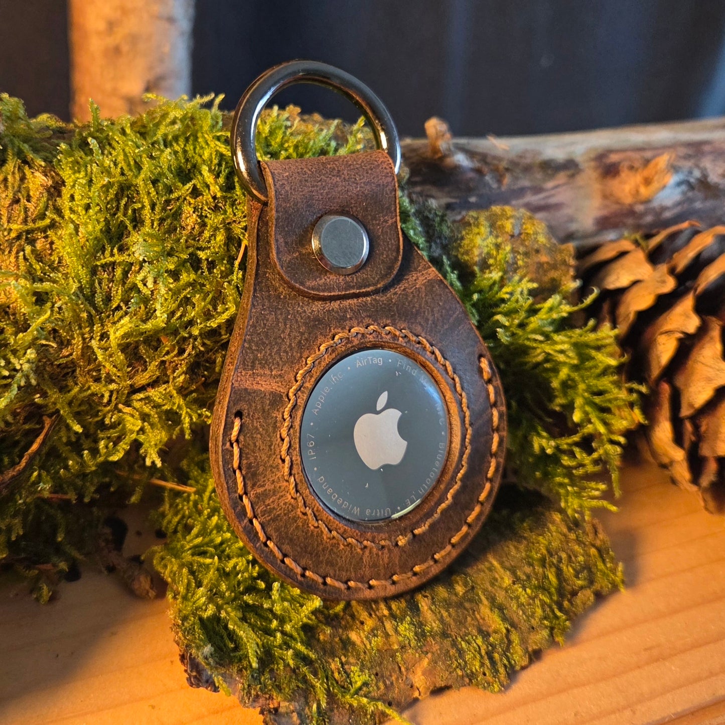 Brauner hochwertiger Lederanhänger für Apple Air Tag mit individueller Gravur und D-Ring