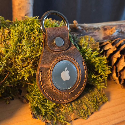 Brauner hochwertiger Lederanhänger für Apple Air Tag mit individueller Gravur und D-Ring