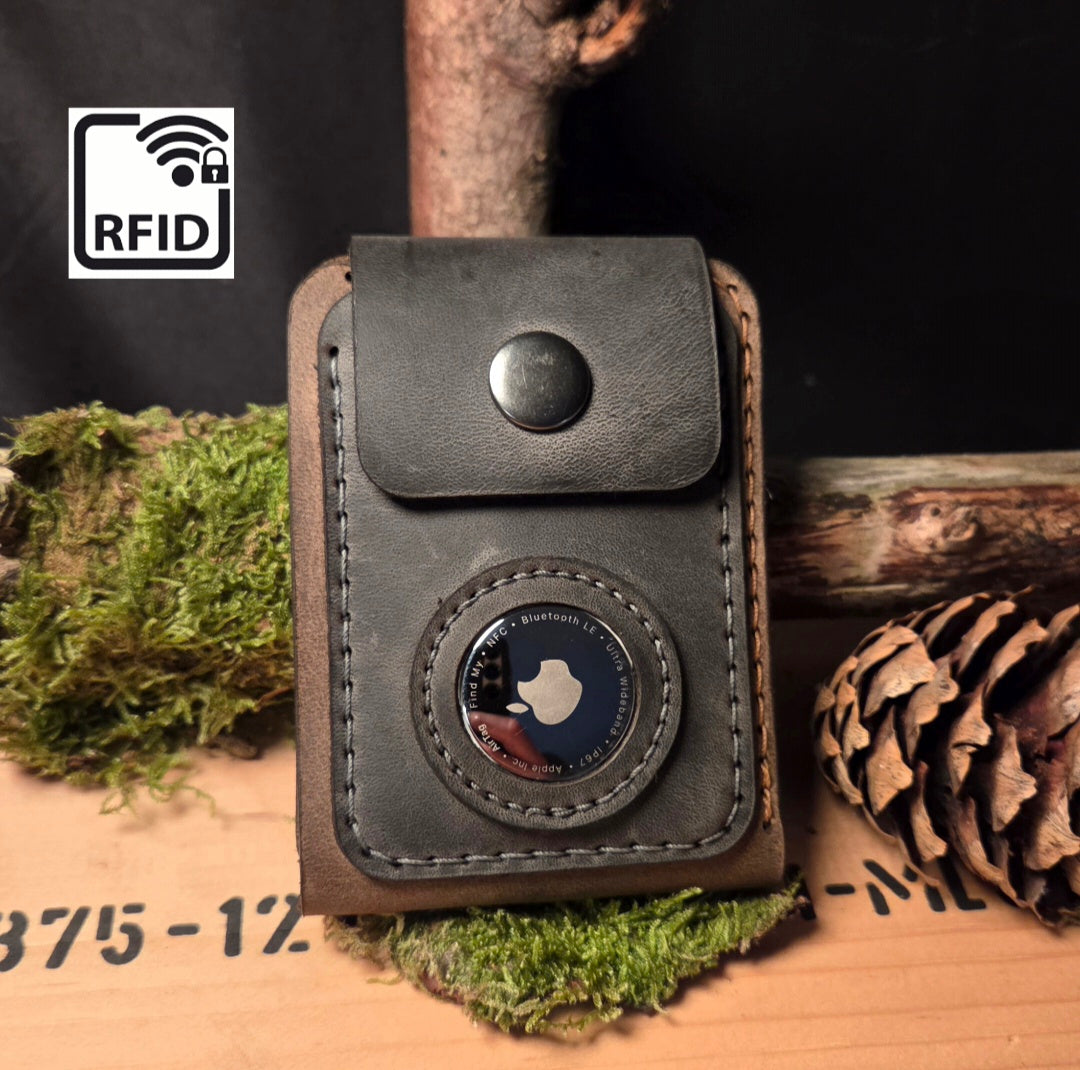 Schwarzes Leder-Wallet mit frontal eingearbeitetem Apple AirTag in einer edlen Rundnaht.