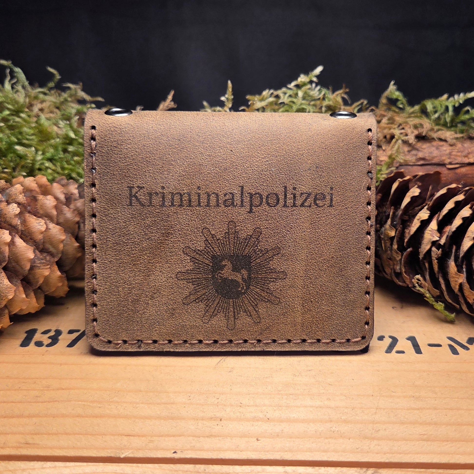 Ausweisetui aus braunem oder schwarzem Leder. Ausweismäppchen für Keiminalpolizei (Kripo) und Polizei mit Fach und Halterung für eine Polizeimarke und Sichtfenster für den Dienstausweis zum aufklappen mit Gravur.