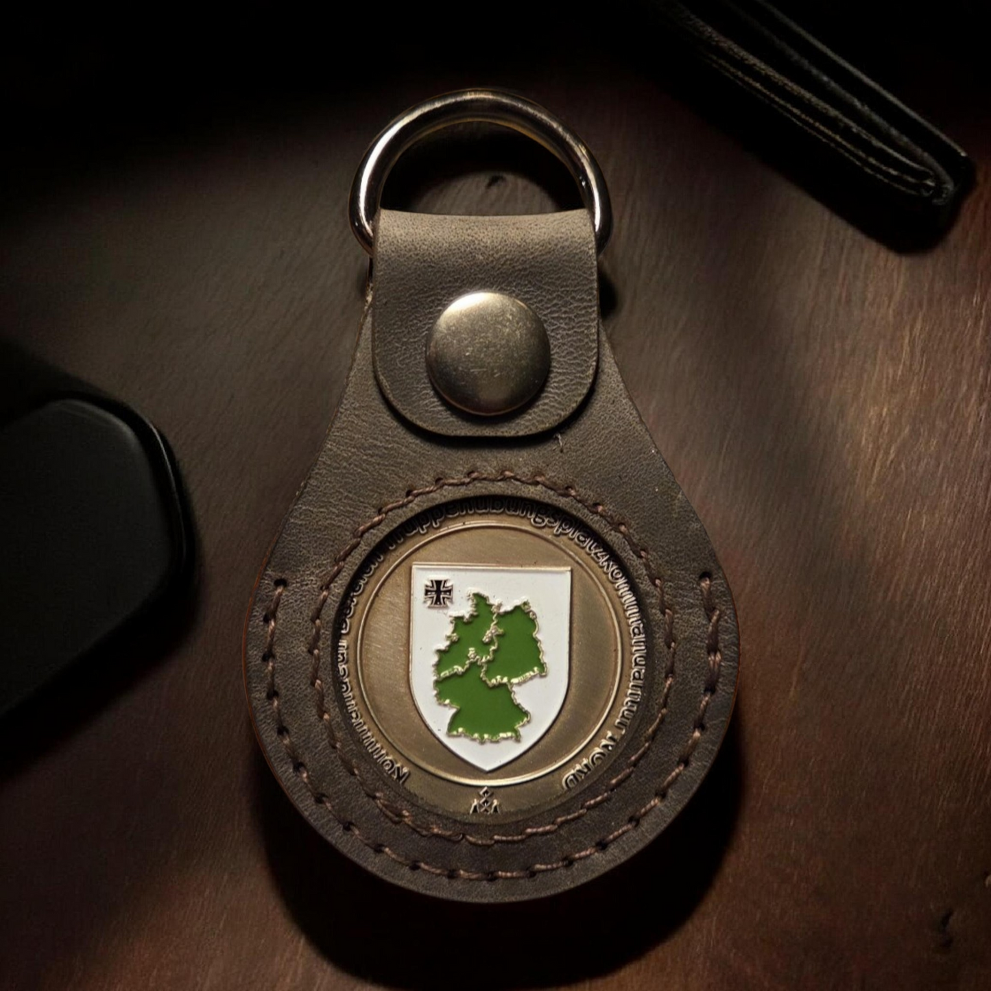 Brauner Lederanhänger für Challenge Coins mit Gravur und D-Ring
