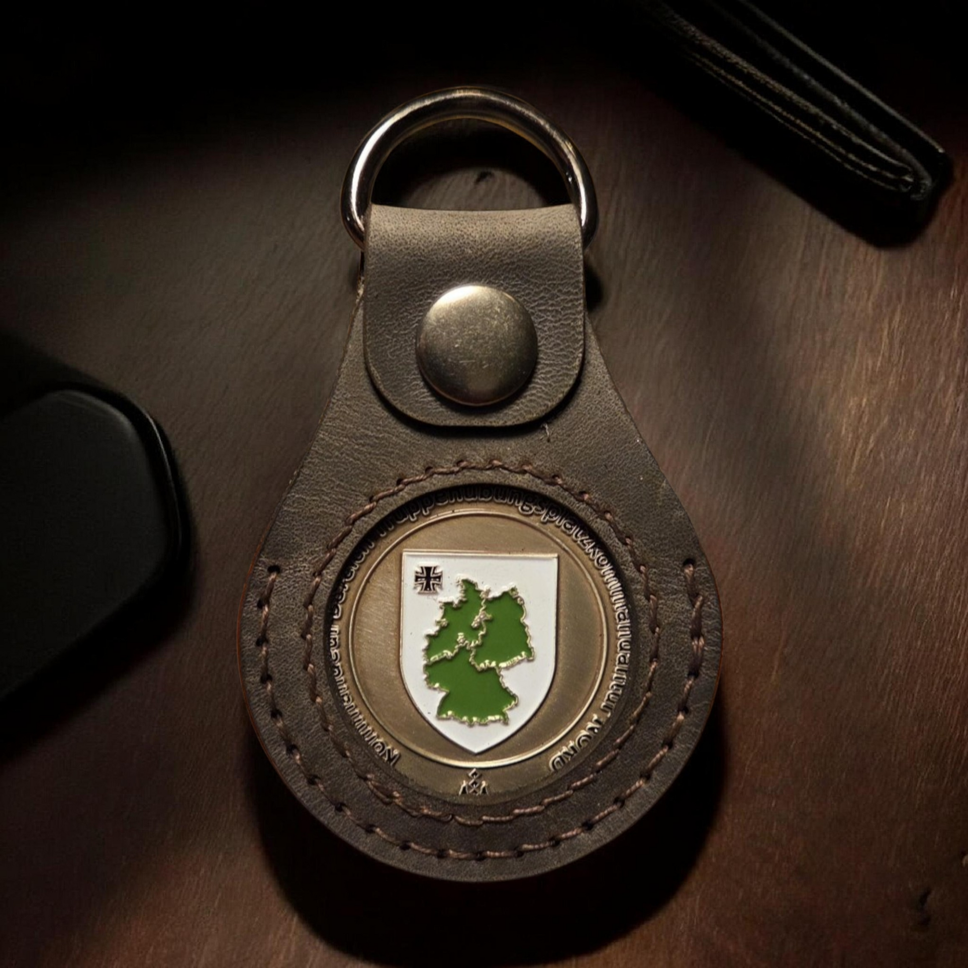 Brauner Lederanhänger für Challenge Coins mit Gravur und D-Ring