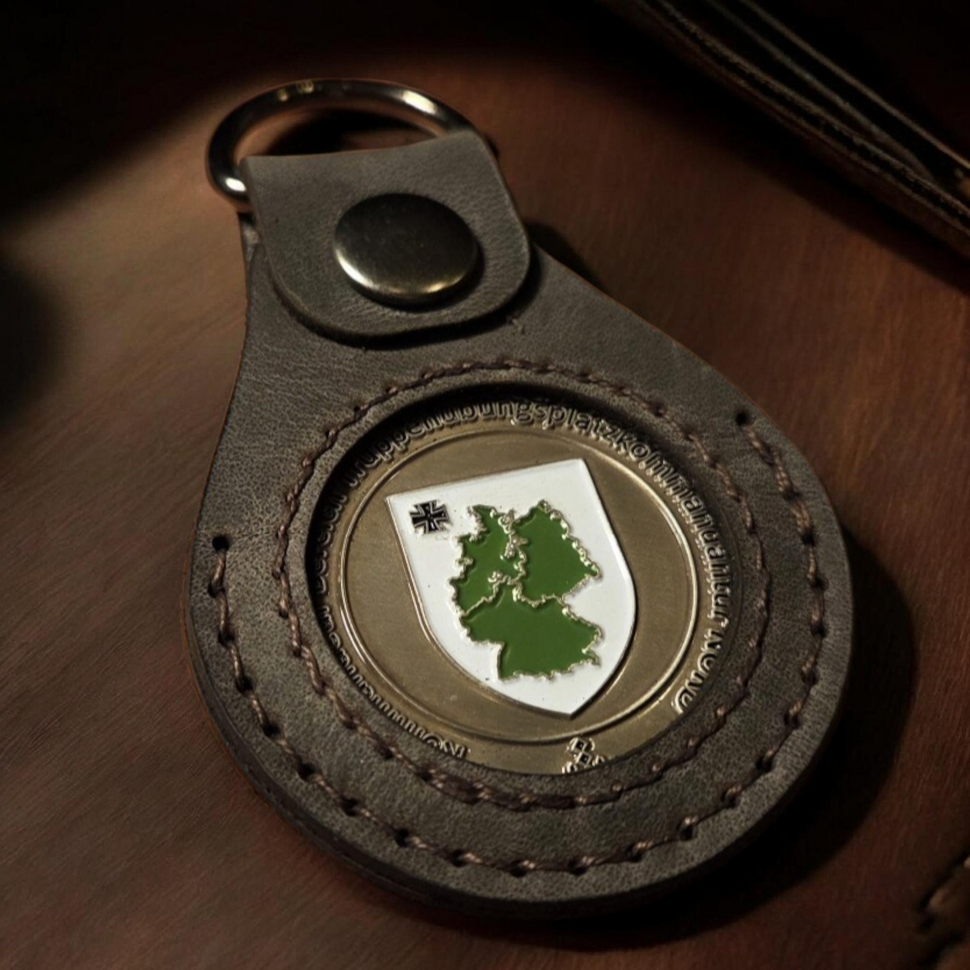 Brauner Lederanhänger für Challenge Coins mit Gravur und D-Ring