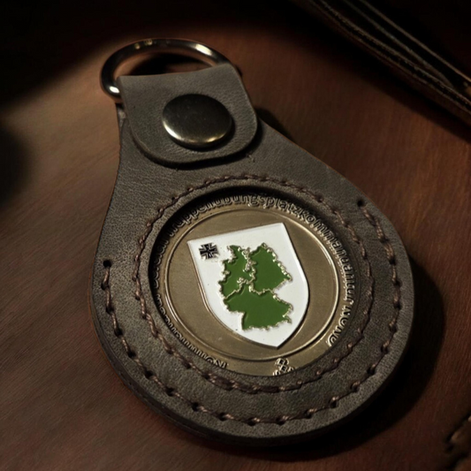 Brauner Lederanhänger für Challenge Coins mit Gravur und D-Ring