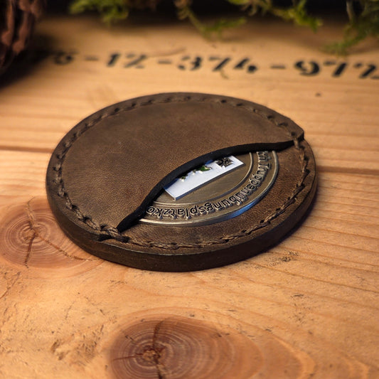 Handvernähte Coinhülle aus dunkelbraunem Vollnarbenleder mit sichtbarer Sattlernaht.