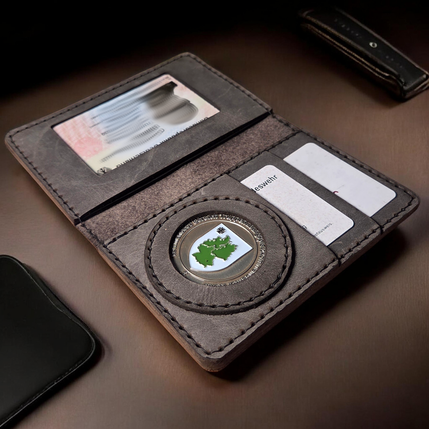 Detailansicht Coinhalter in einem Lederetui mit eingesetztem Bundeswehr Challenge Coin und personalisierter Namensgravur