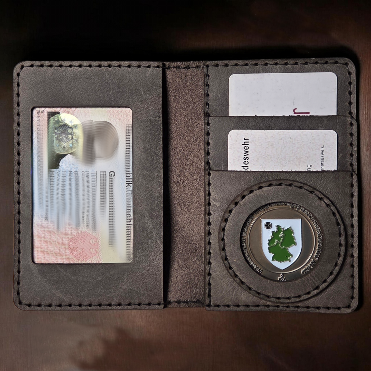 Detailansicht Coinhalter in einem Lederetui mit eingesetztem Bundeswehr Challenge Coin und personalisierter Namensgravur
