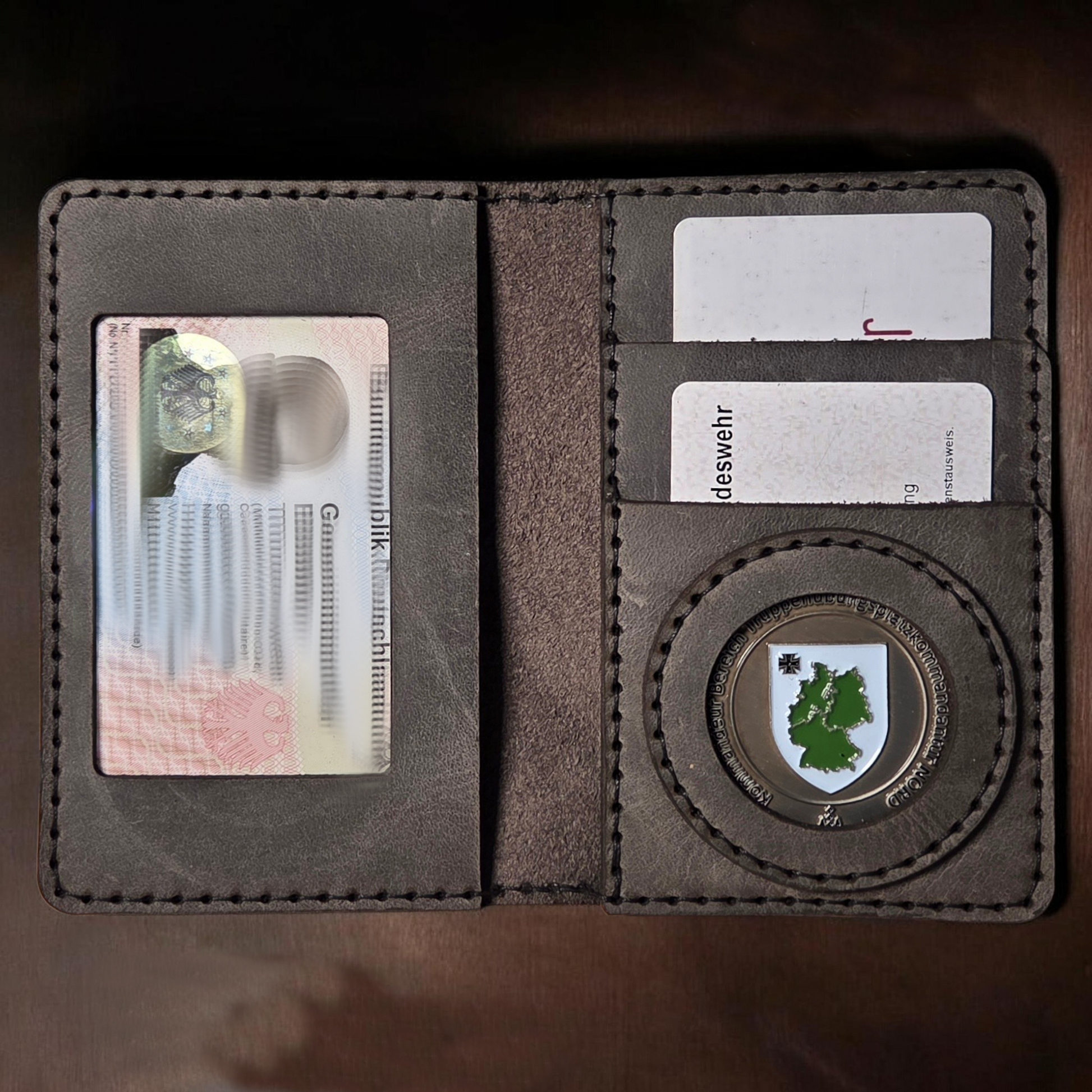 Detailansicht Coinhalter in einem Lederetui mit eingesetztem Bundeswehr Challenge Coin und personalisierter Namensgravur