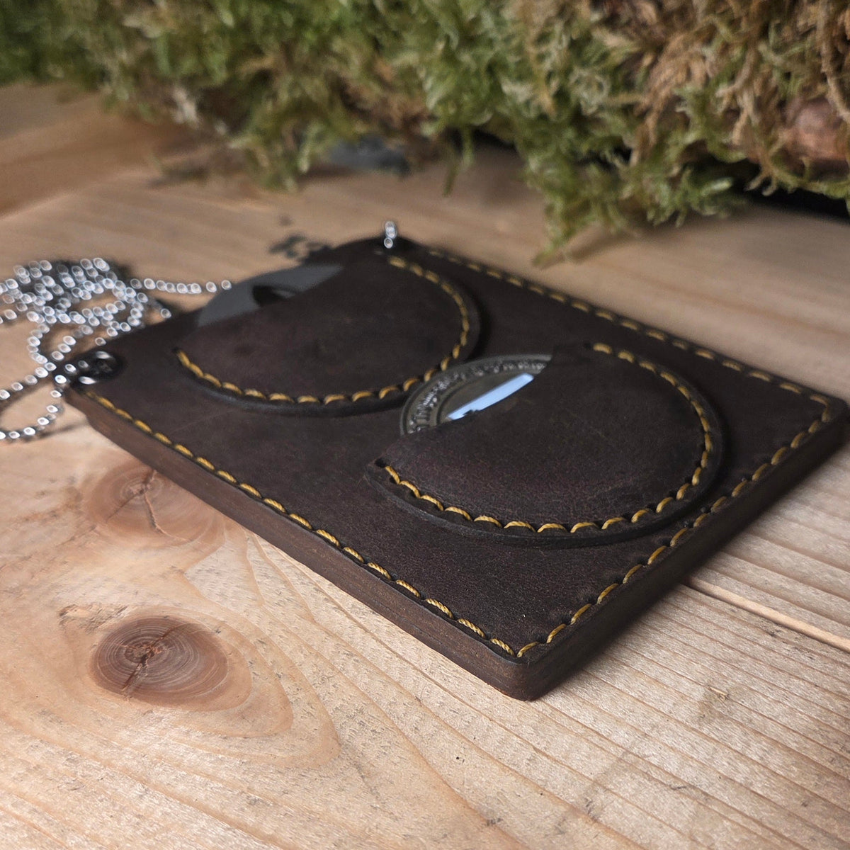 Dienstausweisetui aus Leder in braunem Büffelleder mit Handnaht, Coinhalter und Sichtfenster für Ausweis und Karten