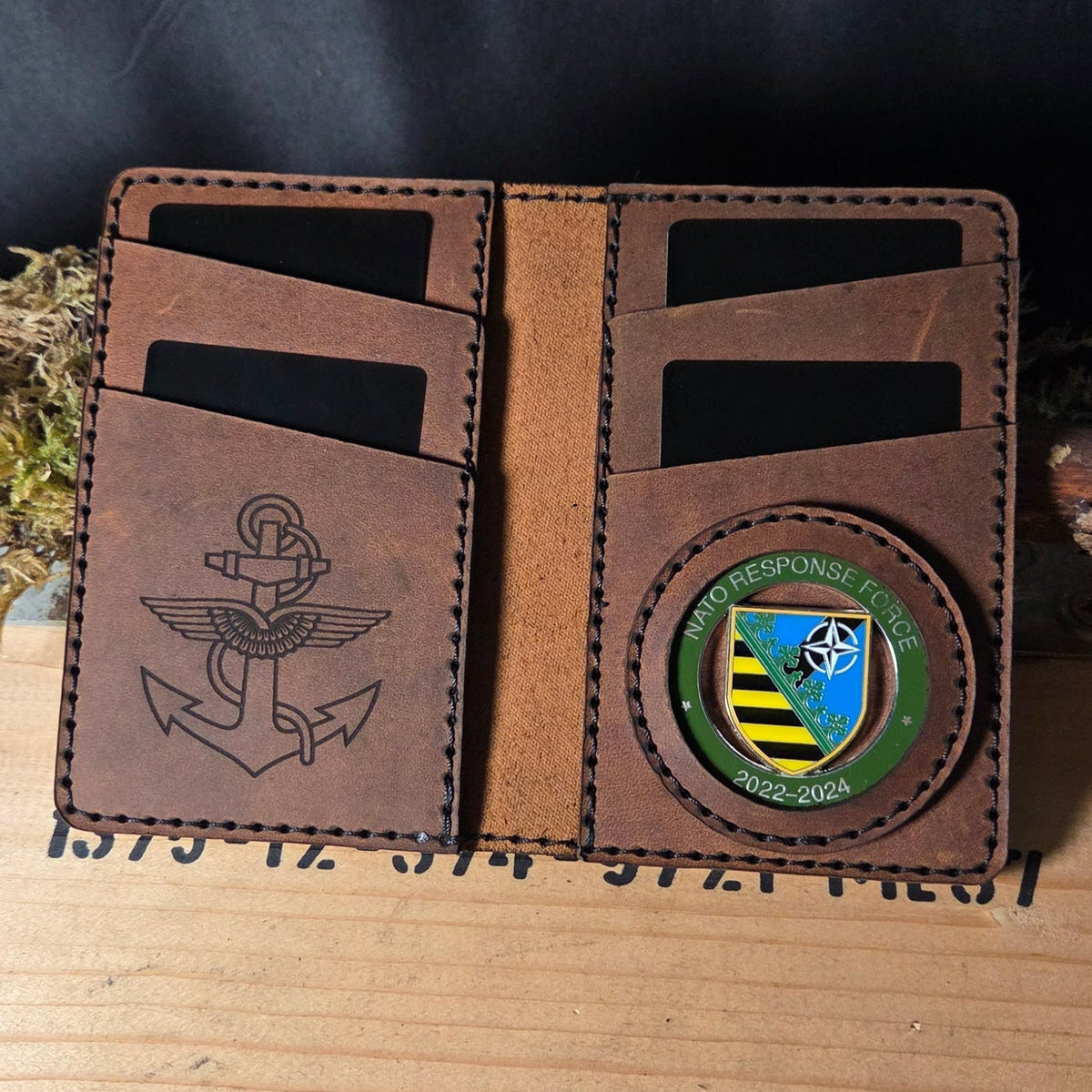 Dienstausweisetui aus Vollnarbenleder in braun mit handvernähten Nähten, Gravur eines Ankers und Coinhalter mit NATO Response Force Emblem