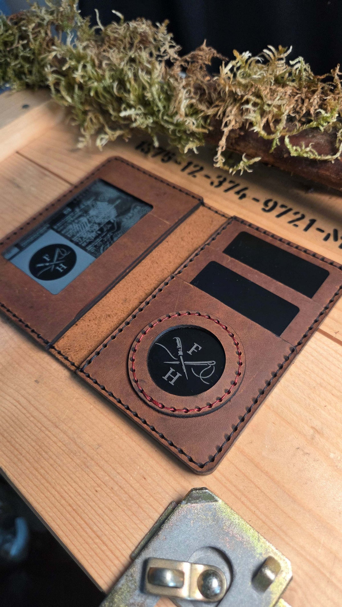 Dienstausweisetui aus Vollnarbenleder in braun mit handvernähtem Rand, Sichtfenster, Coinhalter und klarer Struktur