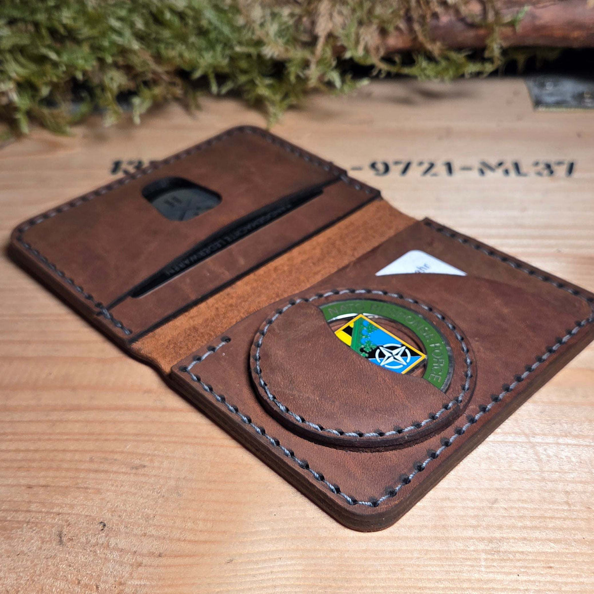 Dienstausweisetui aus Vollnarbenleder in braun mit handvernähter Naht, Coinhalter und mehreren Kartenfächern