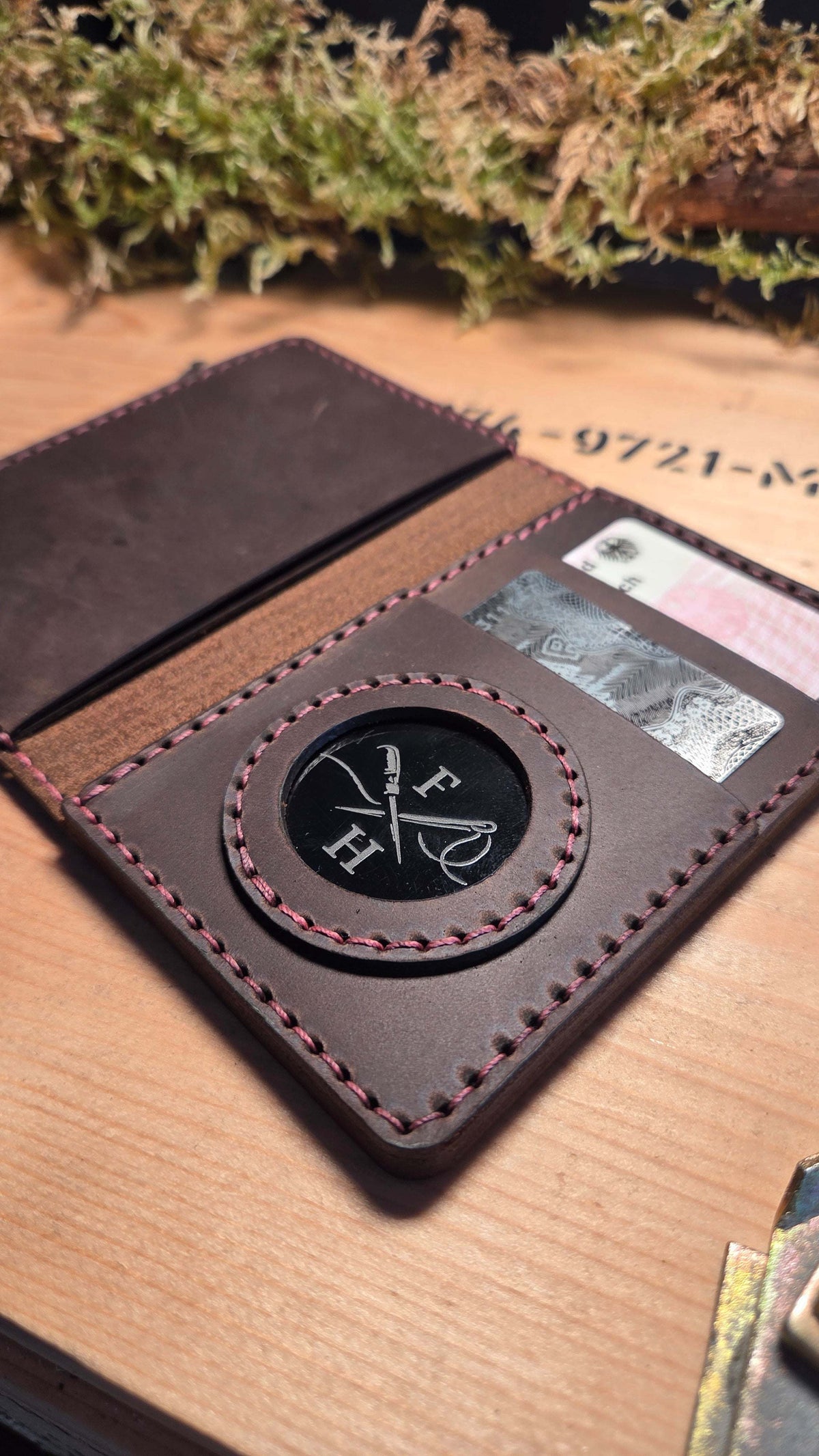 Dienstausweisetui aus Vollnarbenleder in dunkelbraun mit handvernähter roter Naht, Coinhalter und Kartenfächern