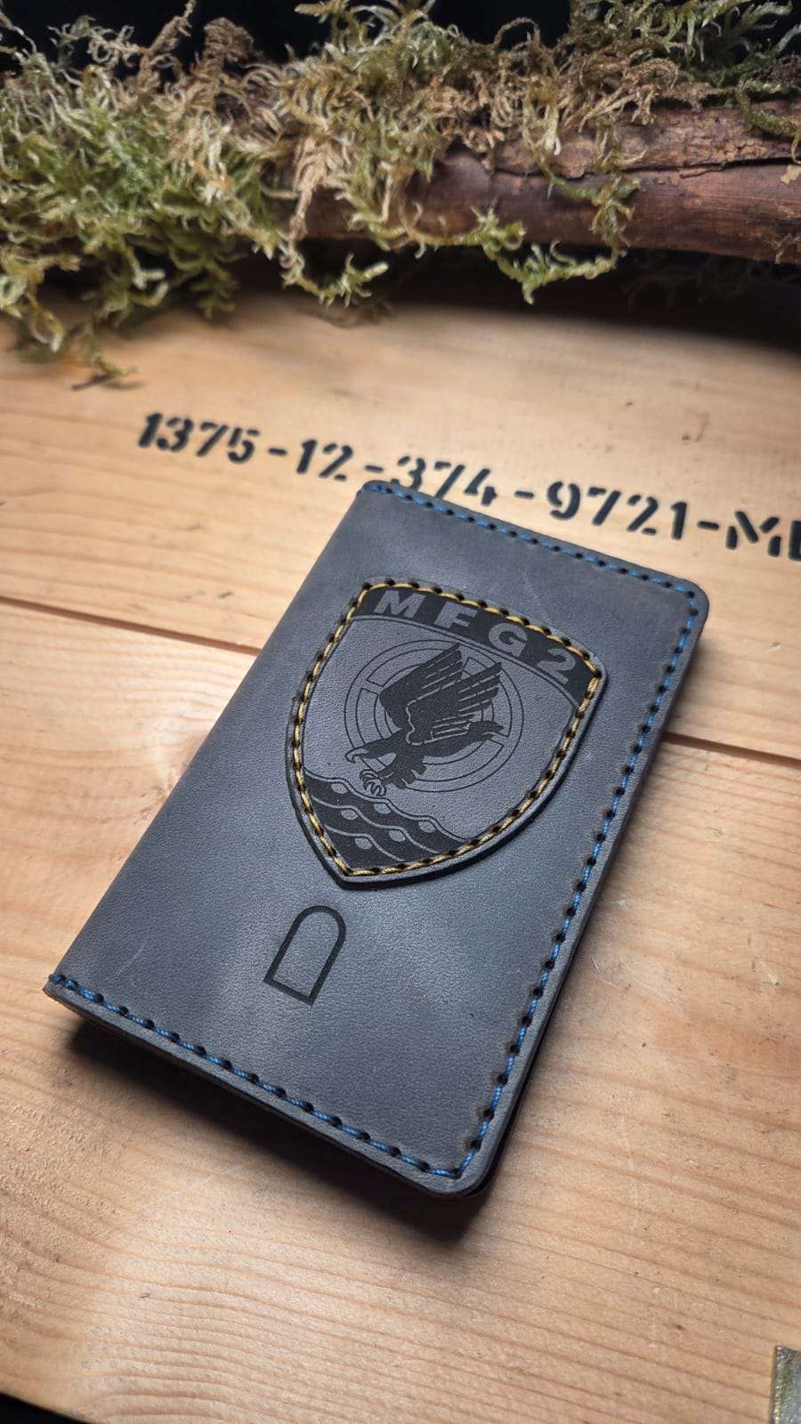 Dienstausweisetui aus Vollnarbenleder in grauschwarz mit graviertem Emblem und handvernähtem Gelbkontrast