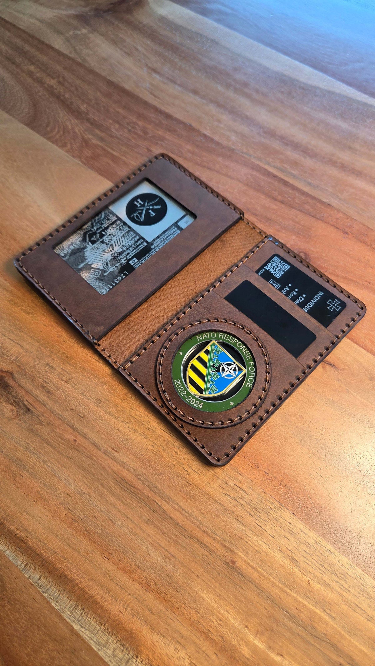Dienstausweisetui aus Vollnarbenleder in braun, handvernäht mit transparentem Kartenfach und Coinhalter, robust und einzigartig