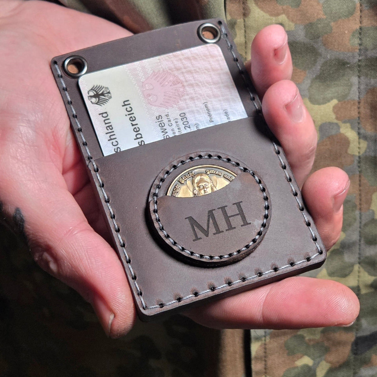Dienstausweisetui KOMPAKT aus braunem Leder mit Sichtfenster, rundem Coinhalter und handvernähten Kanten