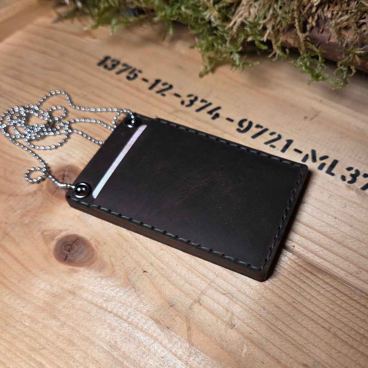 Dienstausweisetui KOMPAKT aus dunklem Leder mit schwarzer Naht und Metallkette, handvernäht und kompakt gestaltet