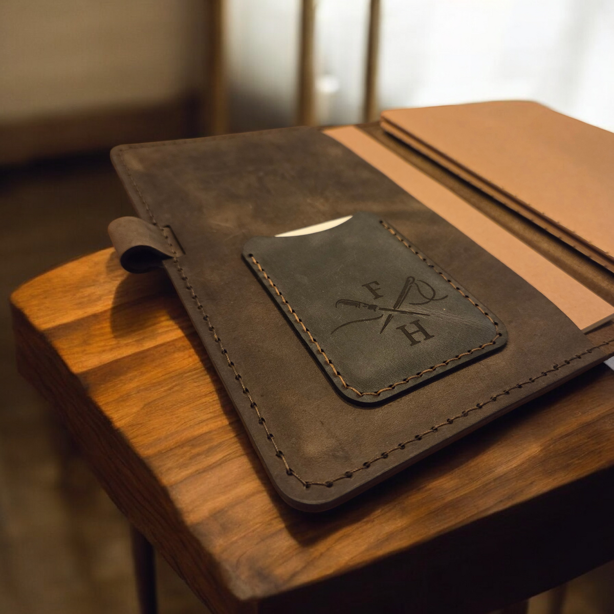 DIN A5 Organizer aus braunem Leder mit aufgenähtem Logo und Stiftehalter, handgefertigt und robust