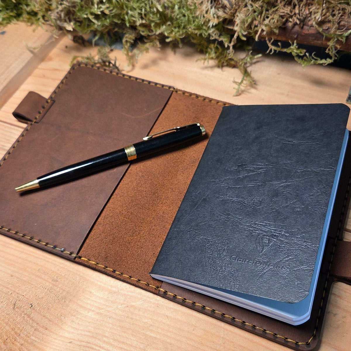 DIN A5 Organizer aus braunem Leder mit schwarzem Notizbuch, Stiftehalter und dekorativer Naht