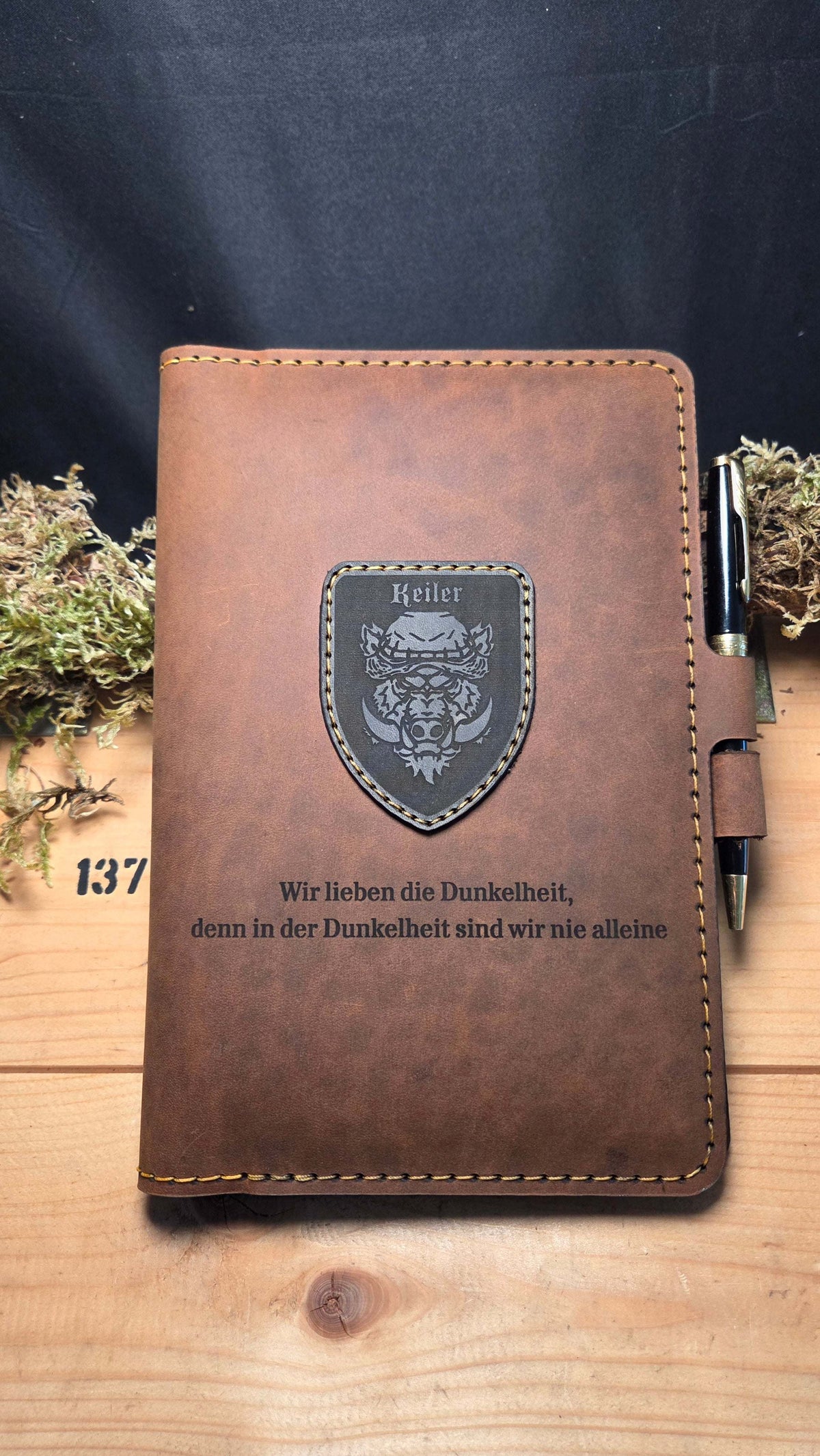 DIN A5 Organizer aus braunem Leder mit aufgenähtem Wappen mit Tiger-Motiv und Gravur in schwarzer Schrift