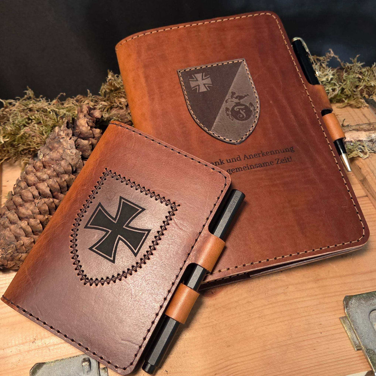 DIN A5 Organizer aus braunem Leder mit aufgenähtem Wappen, Steckfächern und integriertem Stiftehalter