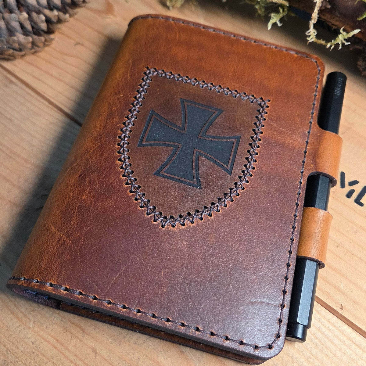 DIN A5 Organizer aus braunem Leder mit aufgenähtem Wappenschild und schwarzem Eisernen Kreuz