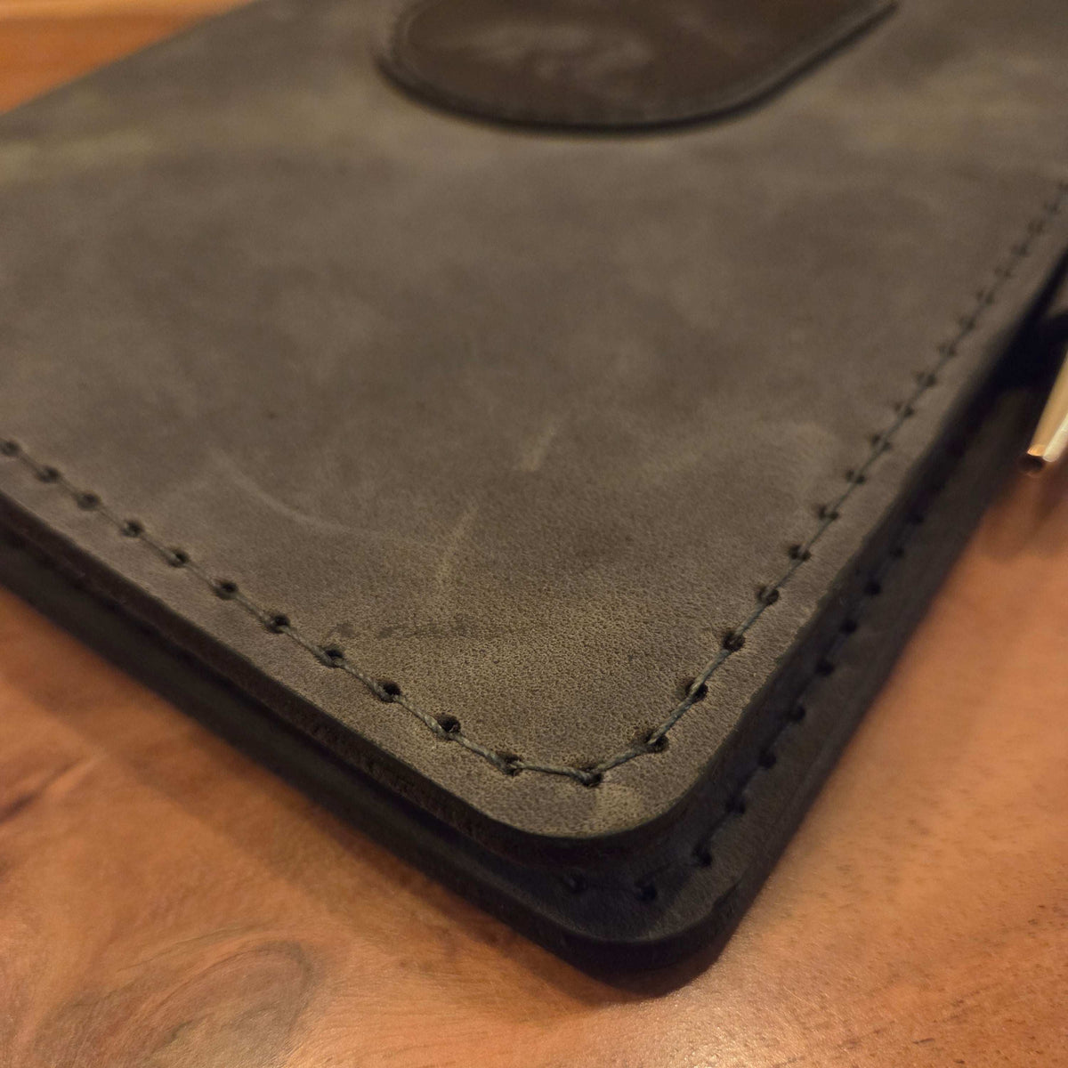 DIN A5 Organizer aus grauschwarzem Leder mit sichtbaren Nähten und handgefertigter Verarbeitung im Nahaufnahme Details