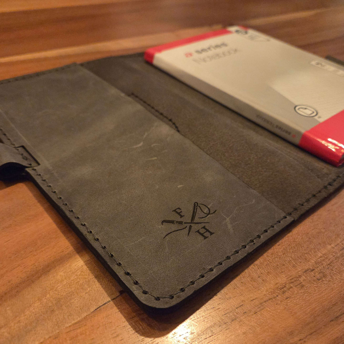 DIN A5 Organizer aus grauschwarzem Leder mit feiner Naht und aufgedrucktem individuellen Motiv, handgefertigt