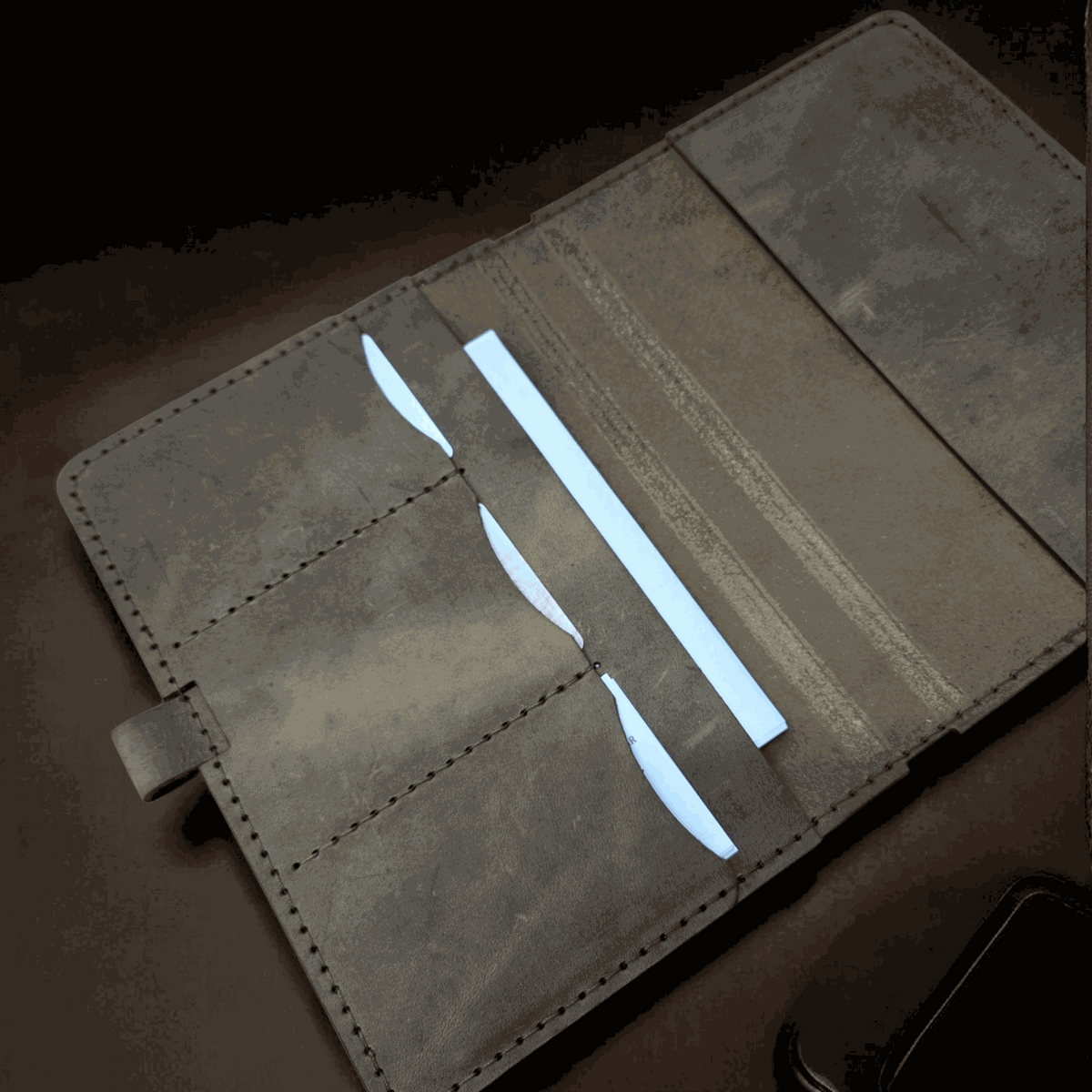 DIN A5 Organizer aus braunem handgefertigtem Leder mit mehreren Fächern für Karten und Dokumente, inkl. Stiftehalter