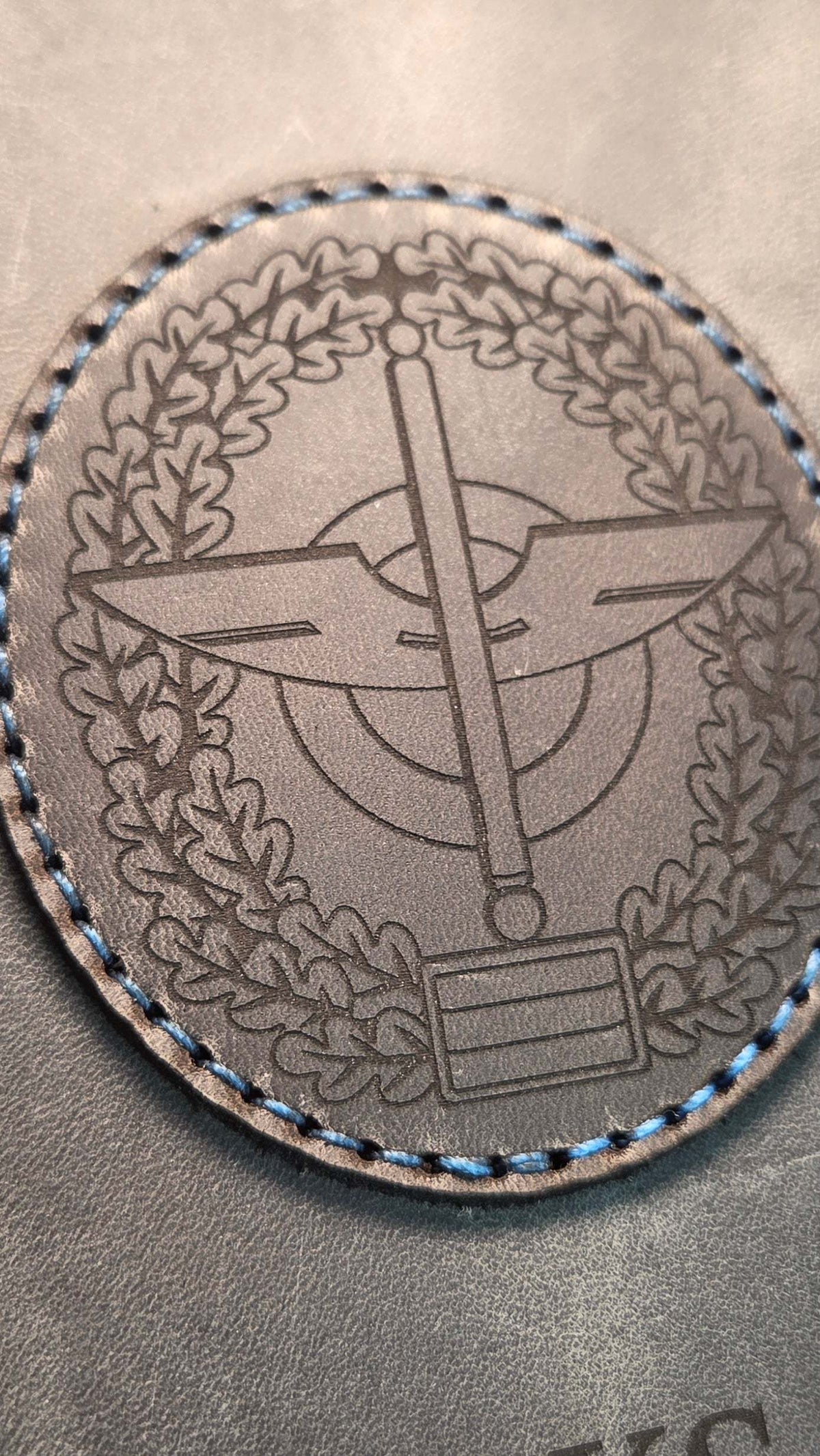 DIN A5 Organizer aus schwarzem Leder mit handgefertigtem, aufgenähtem Wappen in feiner blauer Nahtumrandung