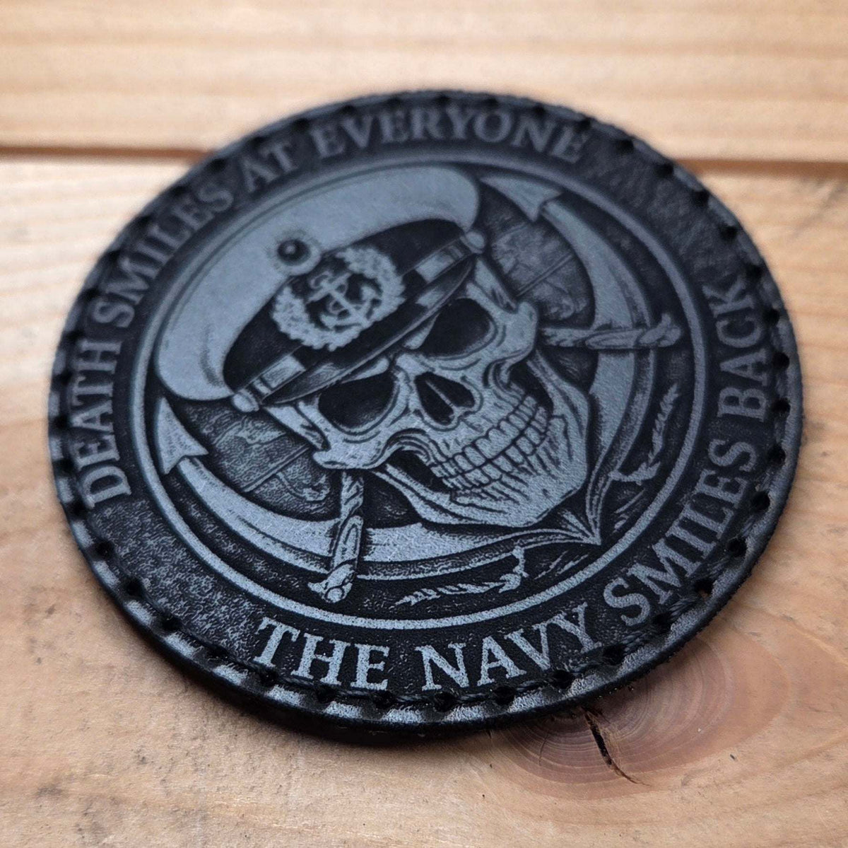 Runder Echtleder Patch in Schwarz mit graviertem Totenkopf im Matrosenhelm und Anker-Motiv, handgenähte Sattlernaht