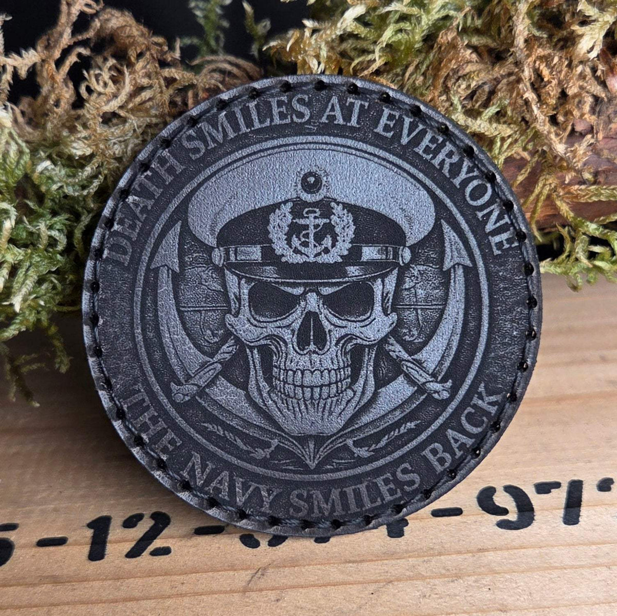 Runder Echtleder Patch in schwarz mit detailreicher Totenkopf-Gravur und maritimem Anker-Motiv, handgenähte Sattlernaht
