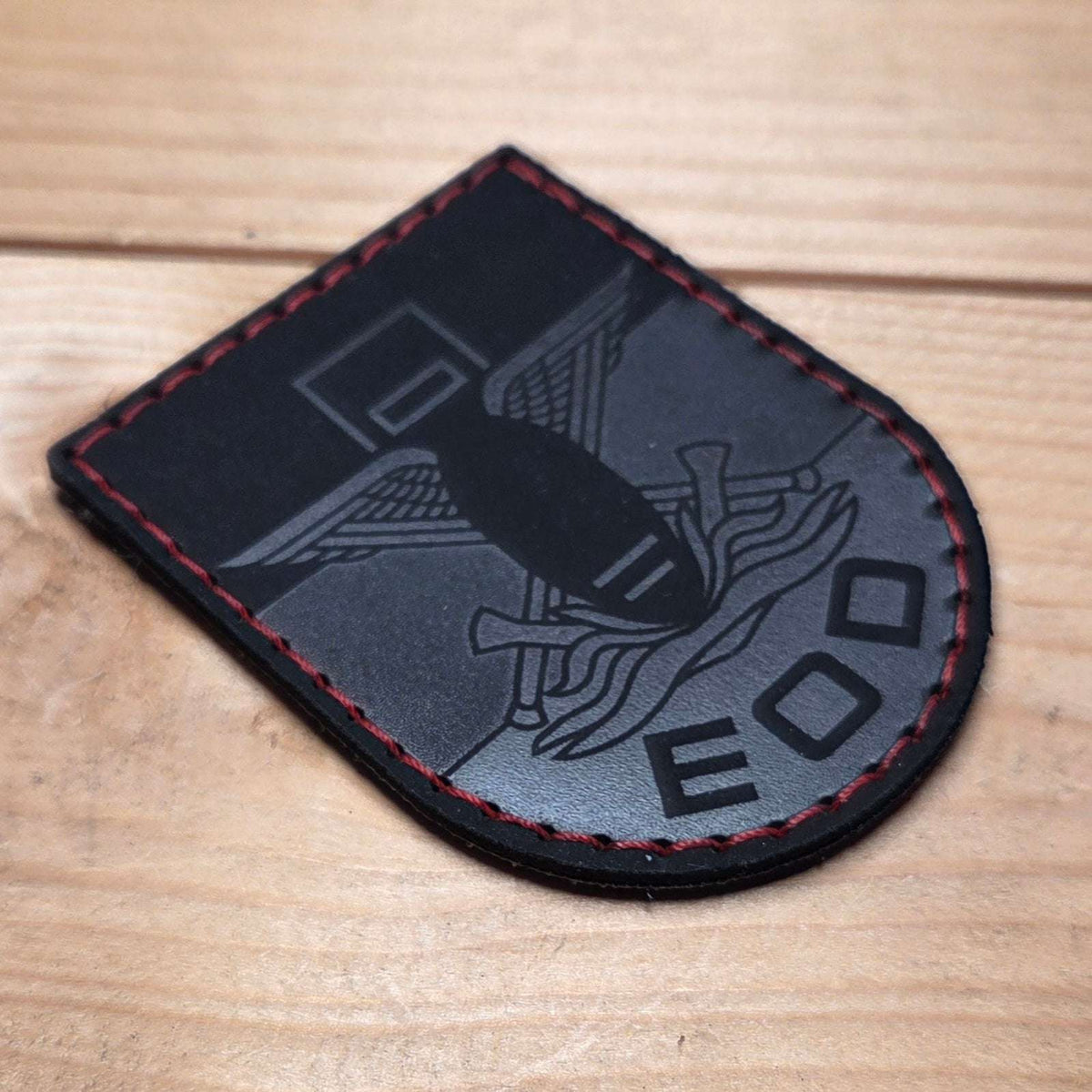 Schwarzer EOD Leder Patch mit roter Naht und graviertem EOD Symbol aus hochwertigem Echtleder