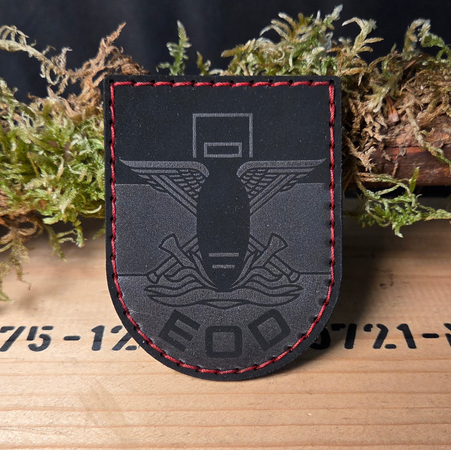 Handgefertigtes EOD-Patch aus echtem Leder mit Klett. Robustes Dienstabzeichen für Soldaten der Kampfmittelabwehr & kampfmittelbeseitigung und der zivilen Räumdienste der Länder. 100% Handarbeit, hitzebeständig & langlebig.