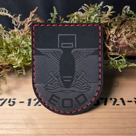 Handgefertigtes EOD-Patch aus echtem Leder mit Klett. Robustes Dienstabzeichen für Soldaten der Kampfmittelabwehr & kampfmittelbeseitigung und der zivilen Räumdienste der Länder. 100% Handarbeit, hitzebeständig & langlebig.