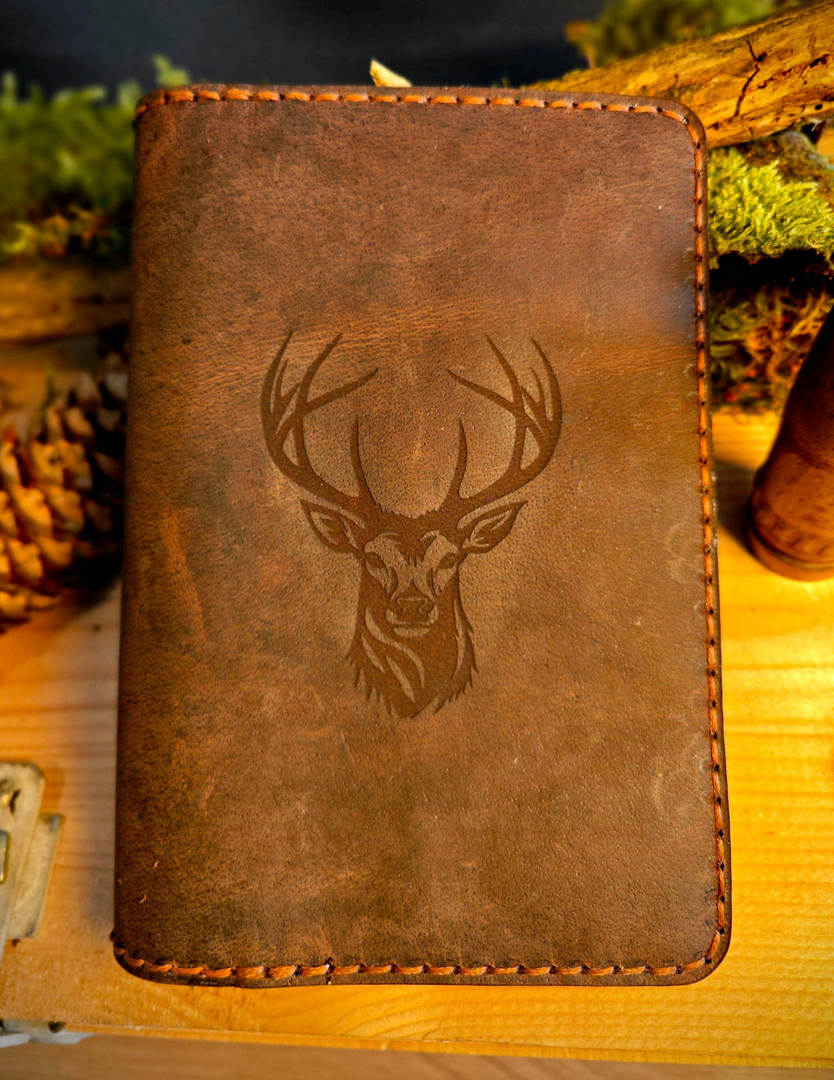 Etui DIN A6 aus braunem Büffelleder mit Hirschkopf-Gravur und handvernähten Nähten für Jagdschein und Taschenkarten