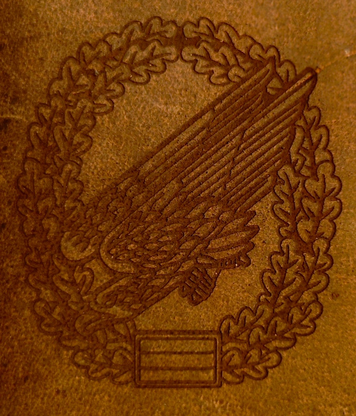 Federmappe aus braunem Leder mit geprägtem Adler und Lorbeerkranz als dekoratives Motiv