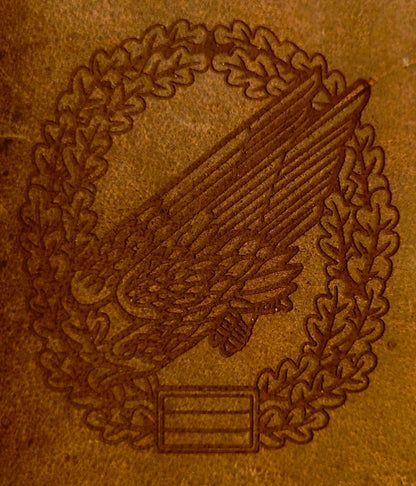 Federmappe aus braunem Leder mit geprägtem Adler und Lorbeerkranz als dekoratives Motiv