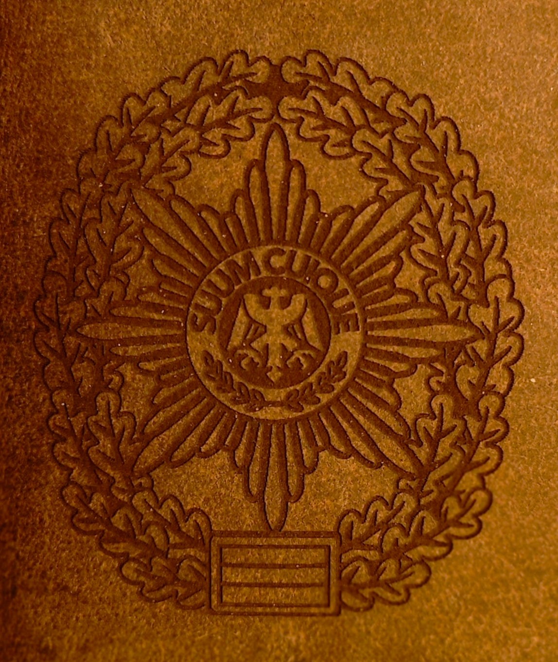 Federmappe aus braunem Leder mit geprägtem Emblem und detailliertem Lorbeerkranzmuster in der Mitte